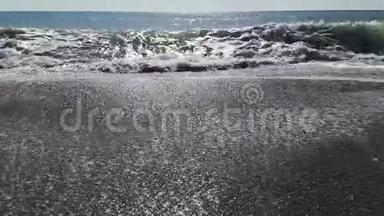 海滩上的冲浪-海浪用泡沫填充沙子-29秒